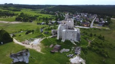 Mirow kalesi Polonya 'da harabe. Polonya Jurassic dağlık yolu. Drone görünümü,