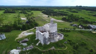 Mirow kalesi Polonya 'da harabe. Polonya Jurassic dağlık yolu. Drone görünümü,