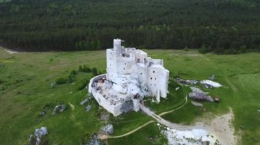 Mirow kalesi Polonya 'da harabe. Polonya Jurassic dağlık yolu. Drone görünümü,