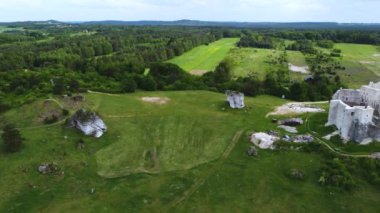 Mirow kalesi Polonya 'da harabe. Polonya Jurassic dağlık yolu. Drone görünümü,