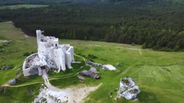 Mirow kalesi Polonya 'da harabe. Polonya Jurassic dağlık yolu. Drone görünümü,