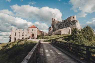 Rabsztyn 'deki ortaçağ şatosunun kalıntıları. Czestochowa Upland, Polonya.