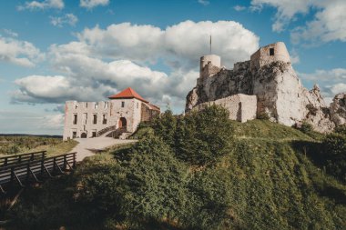 Rabsztyn 'deki ortaçağ şatosunun kalıntıları. Czestochowa Upland, Polonya.