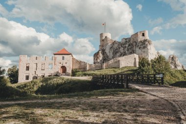 Rabsztyn 'deki ortaçağ şatosunun kalıntıları. Czestochowa Upland, Polonya.