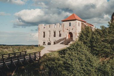 Rabsztyn 'deki ortaçağ şatosunun kalıntıları. Czestochowa Upland, Polonya.