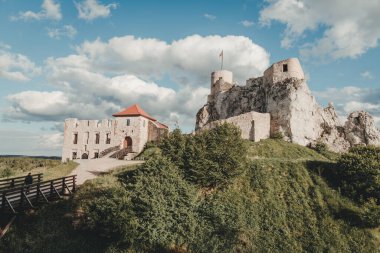 Rabsztyn 'deki ortaçağ şatosunun kalıntıları. Czestochowa Upland, Polonya.