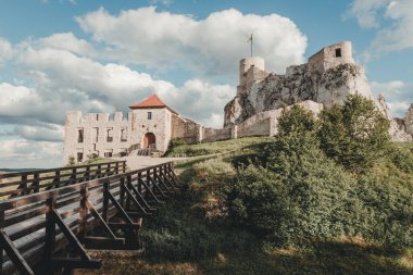 Rabsztyn 'deki ortaçağ şatosunun kalıntıları. Czestochowa Upland, Polonya.