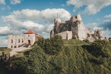 Rabsztyn 'deki ortaçağ şatosunun kalıntıları. Czestochowa Upland, Polonya.