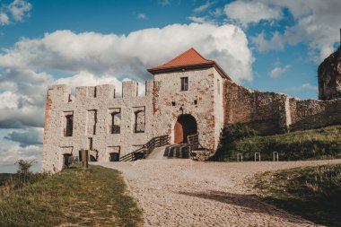 Rabsztyn 'deki ortaçağ şatosunun kalıntıları. Czestochowa Upland, Polonya.