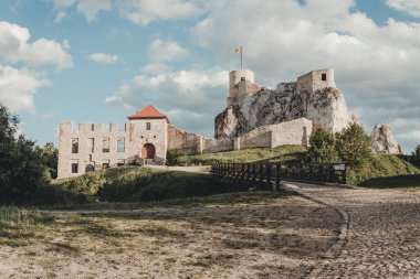 Rabsztyn 'deki ortaçağ şatosunun kalıntıları. Czestochowa Upland, Polonya.