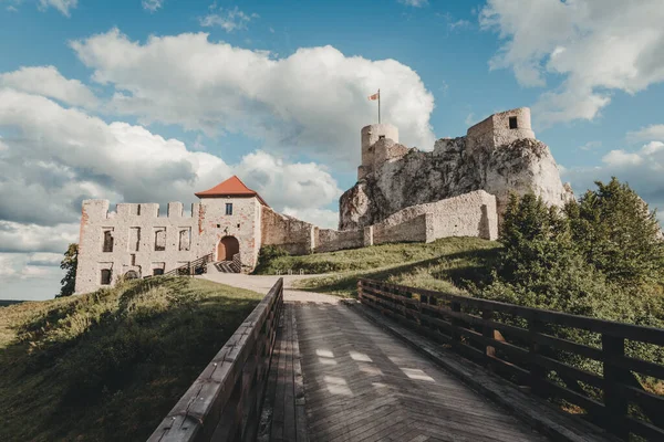 Rabsztyn 'deki ortaçağ şatosunun kalıntıları. Czestochowa Upland, Polonya.
