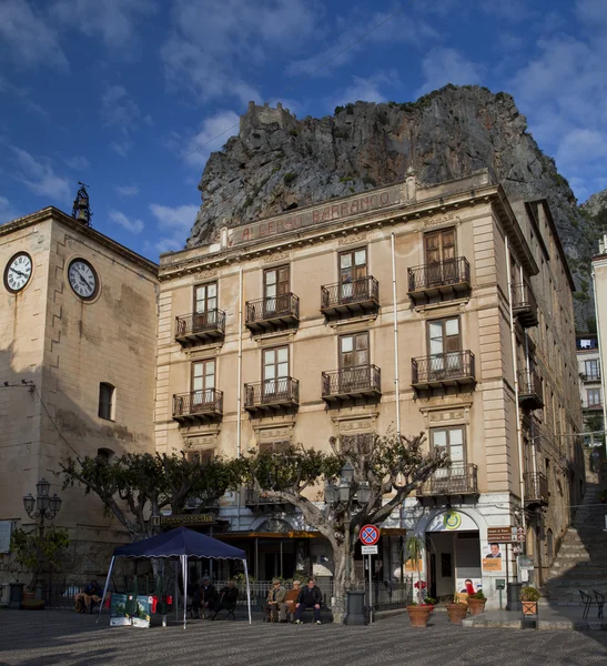 Cefalu gatubilden. Stockfoto