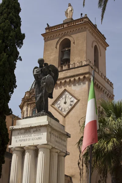 La basilica santa maria assunta und das große Kriegerdenkmal — Stockfoto