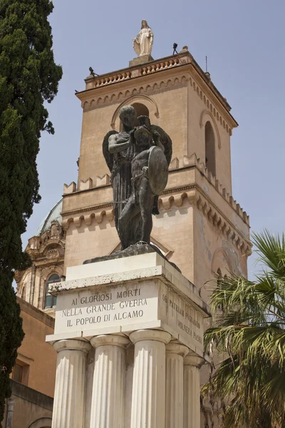La Felica Santa Maria Assunta и мемориал Великой войны — стоковое фото