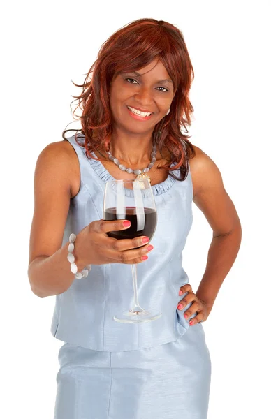 Frau hält ein Glas Rotwein in der Hand — Stockfoto