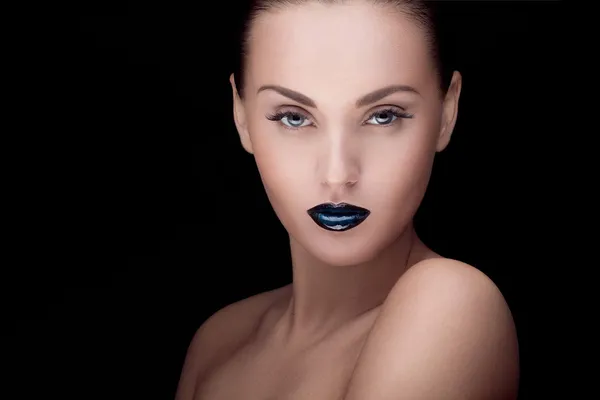 Close up retrato de modelo com maquiagem elegante, sobre preto — Fotografia de Stock