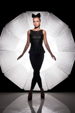 genç güzel model stüdyoda poz