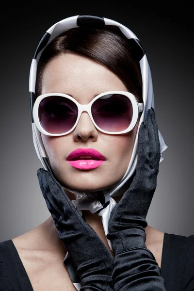 Underbara kaukasisk brunett med solglasögon — Stockfoto