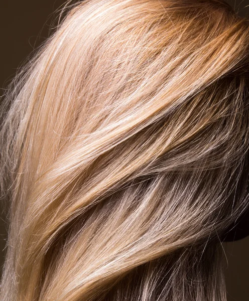 Чистые натуральные здоровые волосы крупным планом — стоковое фото
