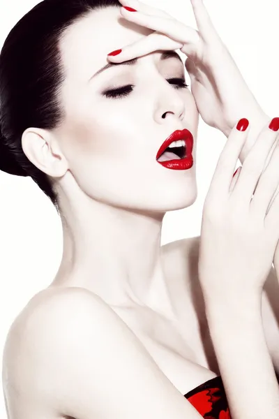 Brünette mit rotem Lippenstift — Stockfoto