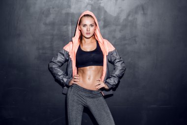 Genç fitness kadını