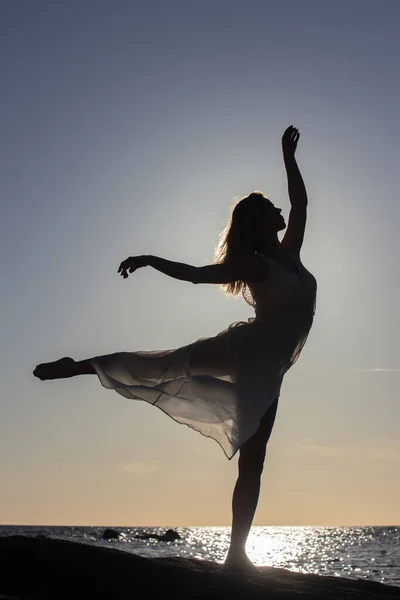 Free happy woman silhouette at seaside — Stock Photo, Image