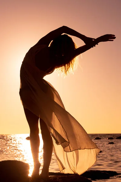 Özgür mutlu kadın silueti deniz kenarında — Stok fotoğraf