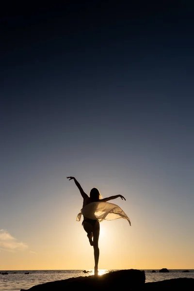 Silhouette femme heureuse libre au bord de la mer — Photo