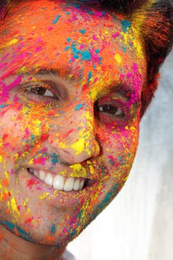 Holi gülümseme