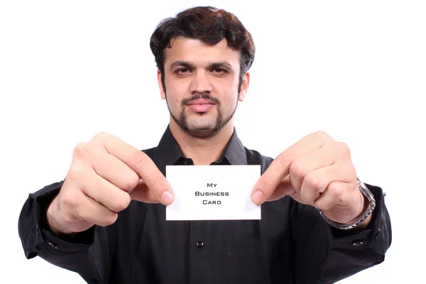 Intian mies Holding käyntikortti — kuvapankkivalokuva