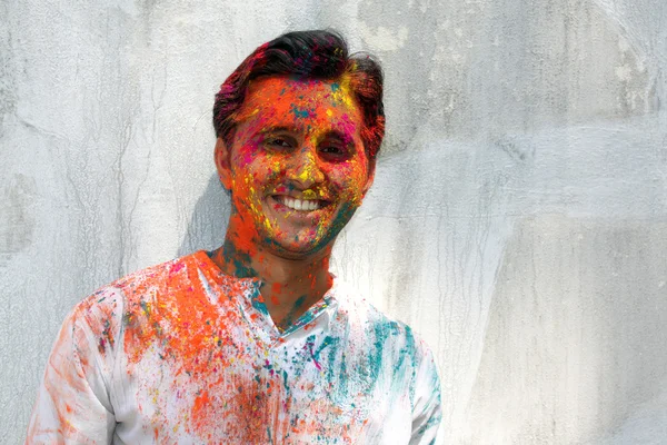 Man in holi kleuren — Stockfoto