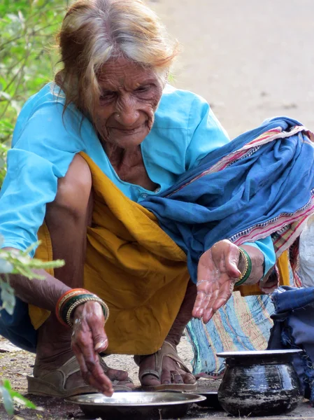 Mulher velha com fome — Fotografia de Stock