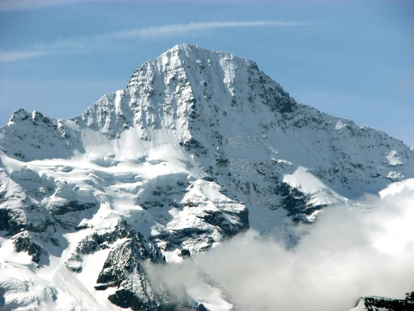 Verschneiter Berggipfel — Stockfoto