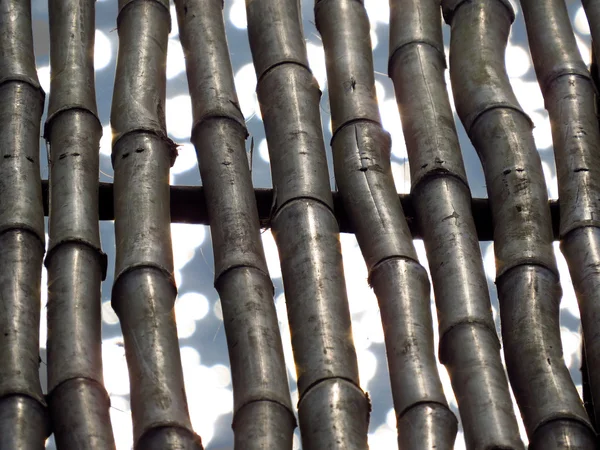 Köpüklü su behin ile bir bambu düzenlemenin bir arka plan — Stok fotoğraf