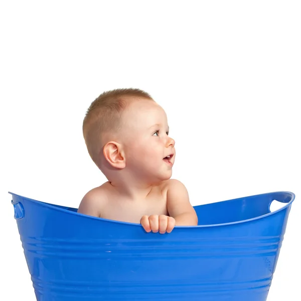 Feliz bebê brincando em uma cesta de plástico — Fotografia de Stock