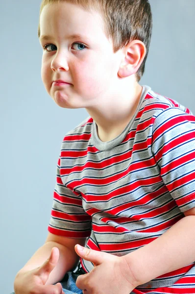 Kleiner Junge harter Kerl aussehen — Stockfoto