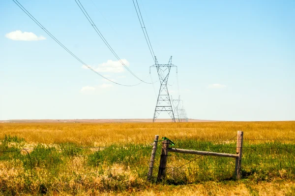 Potência de alta tensão em todo o Colorado rural — Fotografia de Stock