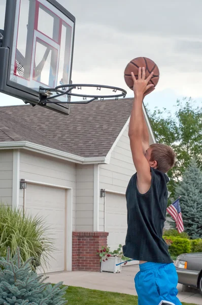 Genç çocuk evde basketbol oynarken — Stok fotoğraf