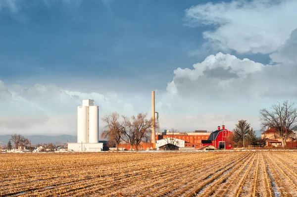 A vidéki város elhagyott cukor mill Stock Kép