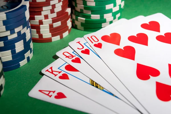 Royal flush and chips — Stockfoto