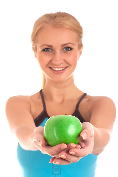 Feliz joven mujer dándote una manzana — Foto de Stock