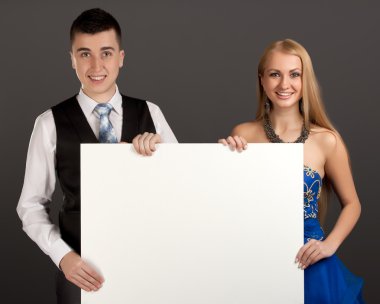 genç erkek ve kadın pano ile