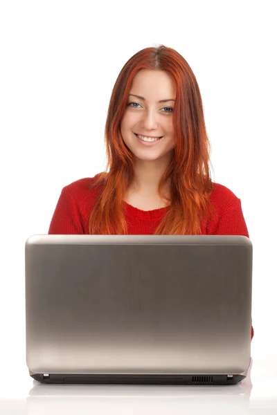 Portrait de femme d'affaires assise sur son bureau — Photo