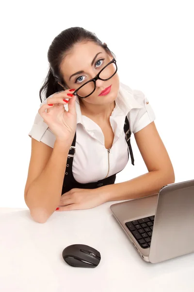 Portrait de femme d'affaires assise sur son bureau — Photo