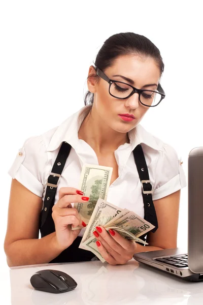 Aantrekkelijke jonge zakenvrouw geeft geld — Stockfoto