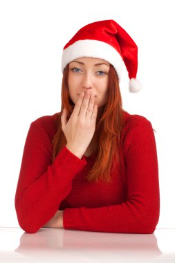 Noel Baba şapkalı genç kadın.