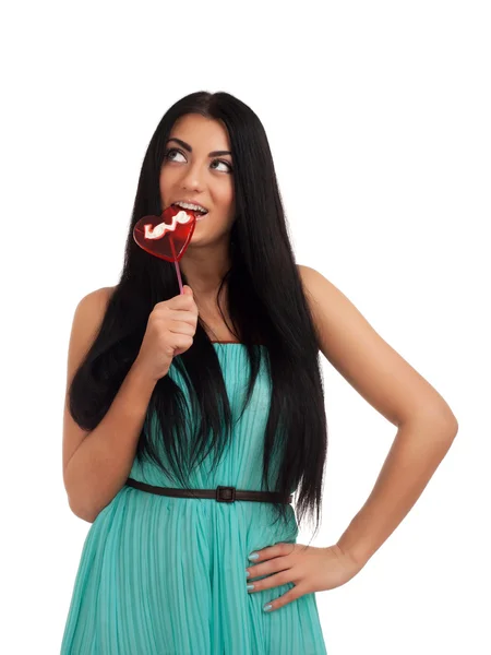 Девушка держит сердечные конфеты — стоковое фото