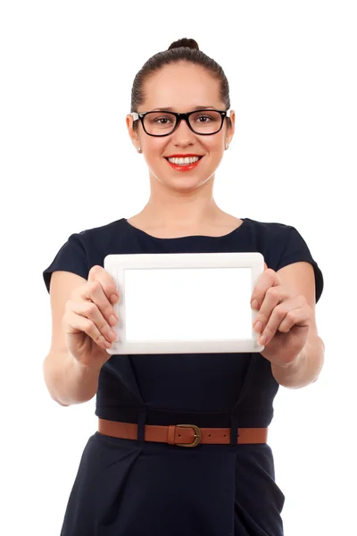 Junge Frau hält digitales Tablet in der Hand — Stockfoto