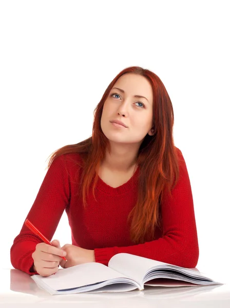 Joven estudiante femenina estudiando — Foto de Stock