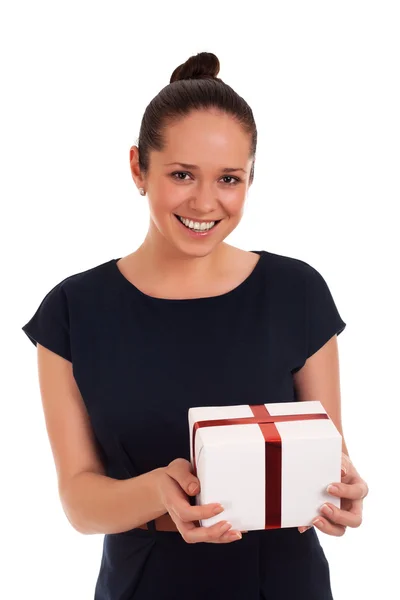 Ευτυχισμένη γυναίκα με κουτί δώρου — Φωτογραφία Αρχείου